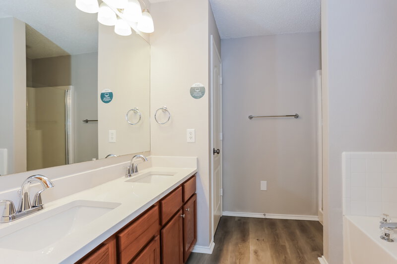 2,940/Mo, 5714 Roundup Trl Arlington, TX 76017 Main Bathroom View