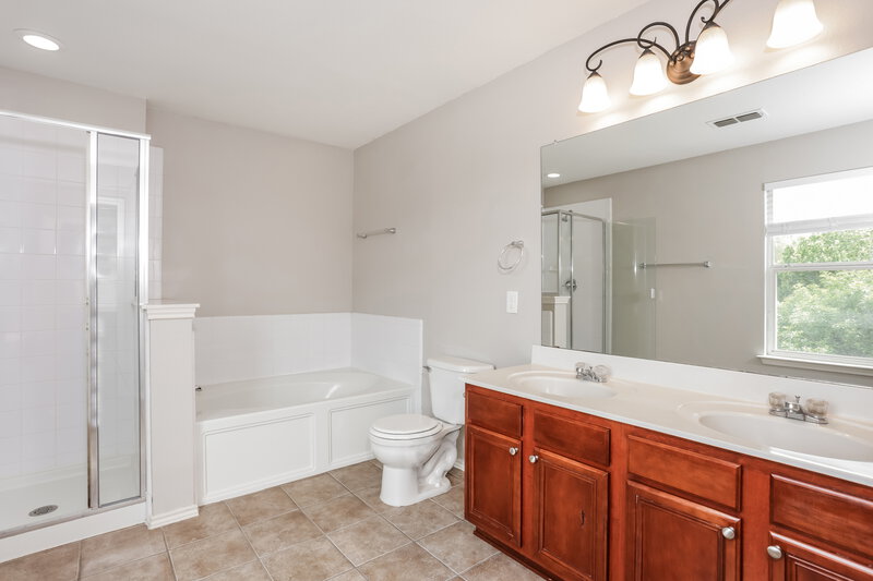 2,690/Mo, 712 Hidden Point Dr Fort Worth, TX 76120 Main Bathroom View
