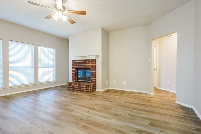 2,700/Mo, 5131 Garden Oaks Pl Grand Prairie, TX 75052 Living Room View 3