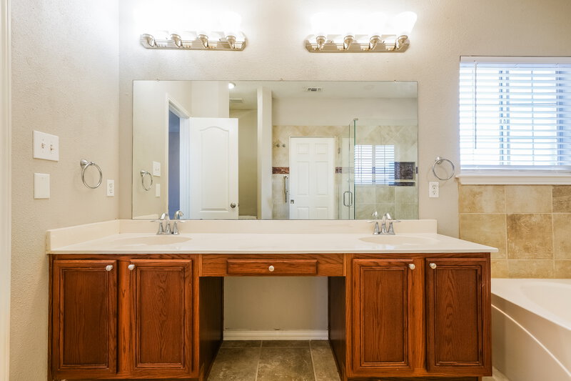 2,700/Mo, 5131 Garden Oaks Pl Grand Prairie, TX 75052 Main Bathroom View