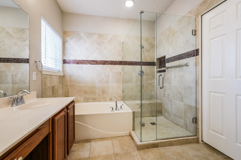 2,700/Mo, 5131 Garden Oaks Pl Grand Prairie, TX 75052 Main Bathroom View 2