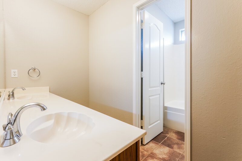 2,700/Mo, 5131 Garden Oaks Pl Grand Prairie, TX 75052 Bathroom View