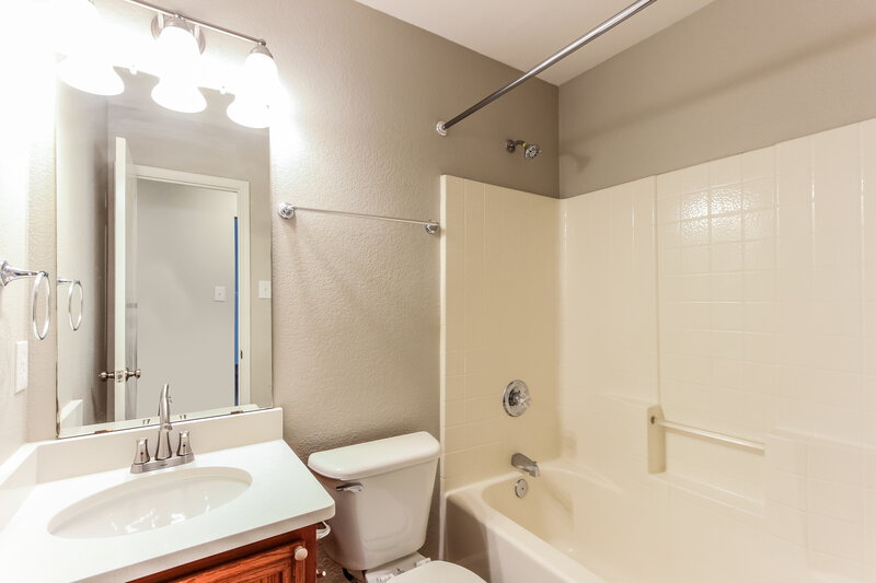 1,895/Mo, 1609 Kelly Ln Royse City, TX 75189 Main Bathroom View