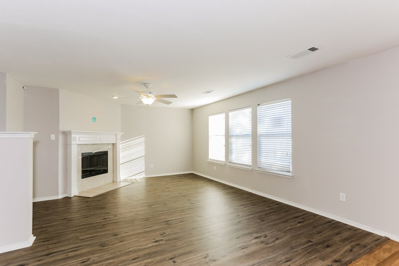 2,890/Mo, 7956 Meadow Spring Ln Fort Worth, TX 76120 Living Room View 2