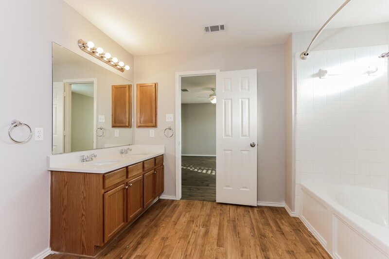2,890/Mo, 7956 Meadow Spring Ln Fort Worth, TX 76120 Main Bathroom View
