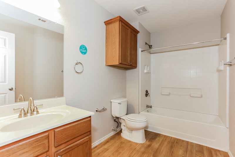 2,890/Mo, 7956 Meadow Spring Ln Fort Worth, TX 76120 Bathroom View