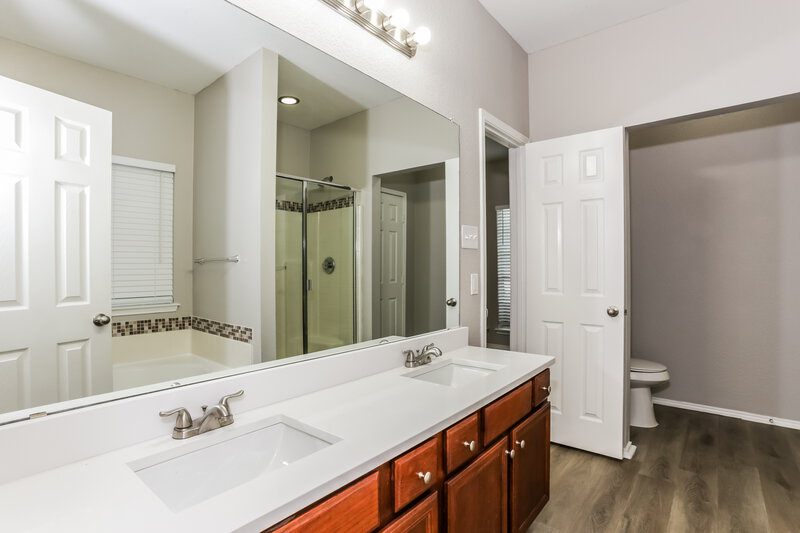 2,675/Mo, 404 Reagan Ln Burleson, TX 76028 Main Bathroom View