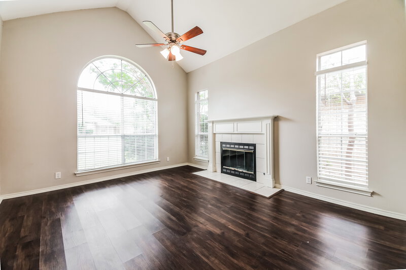2,010/Mo, 2115 Lattimore St Denton, TX 76209 Living Room View 2