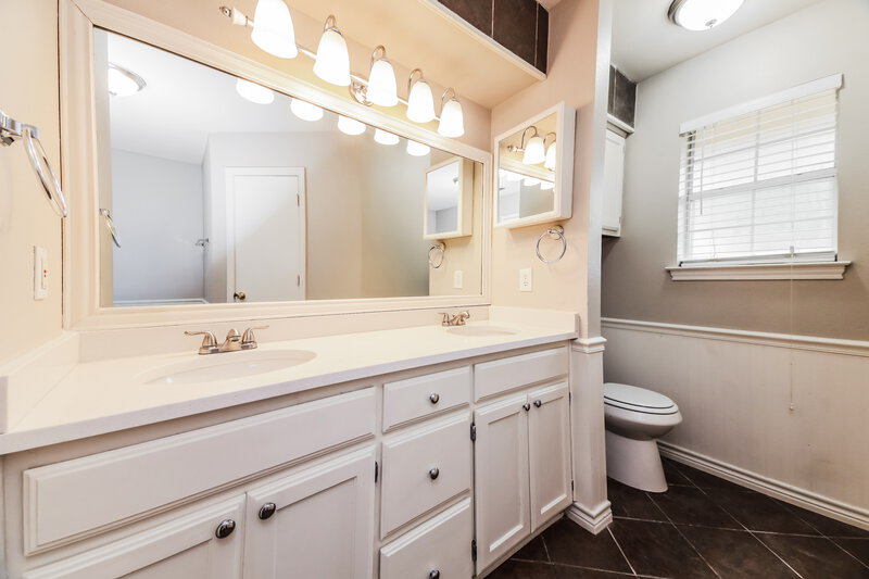 2,010/Mo, 2115 Lattimore St Denton, TX 76209 Main Bathroom View