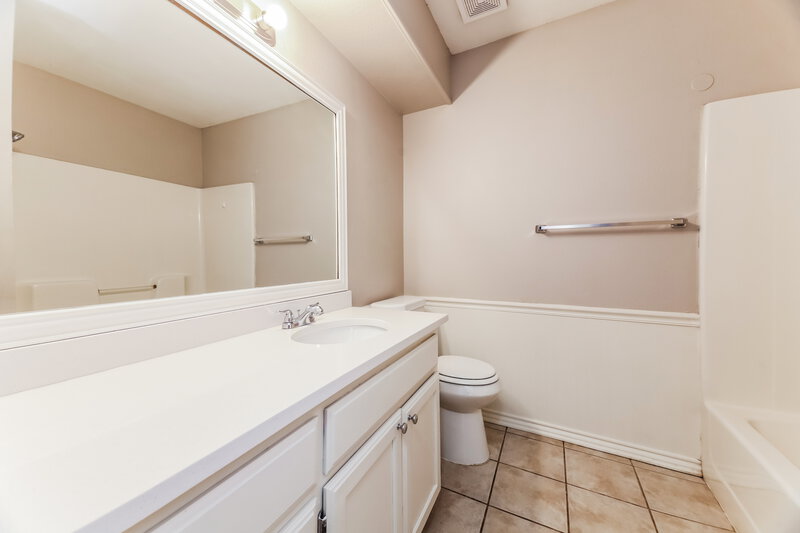 2,010/Mo, 2115 Lattimore St Denton, TX 76209 Bathroom View