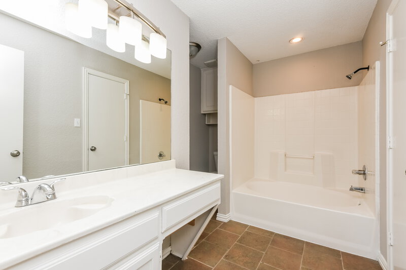 1,850/Mo, 4079 Tulip Tree Dr Fort Worth, TX 76137 Main Bathroom View