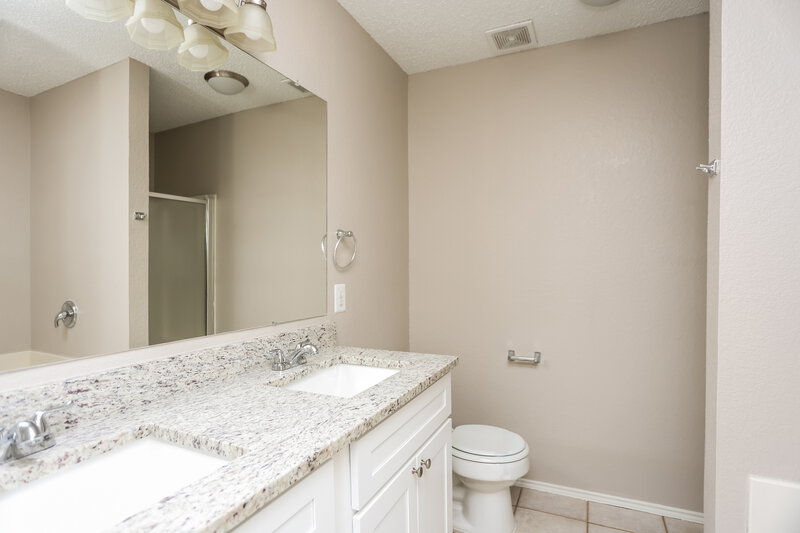 2,095/Mo, 948 Fenway Ln Saginaw, TX 76179 Main Bathroom View
