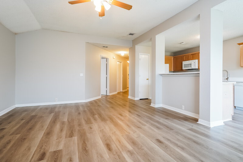 2,095/Mo, 6901 Baybridge Dr Arlington, TX 76002 Living Room View 2