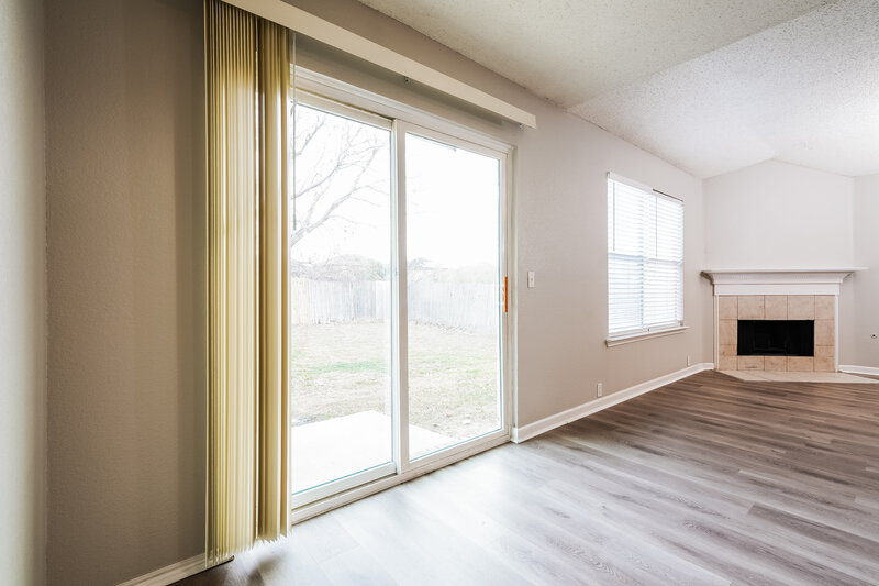 2,095/Mo, 6901 Baybridge Dr Arlington, TX 76002 Living Room View 3