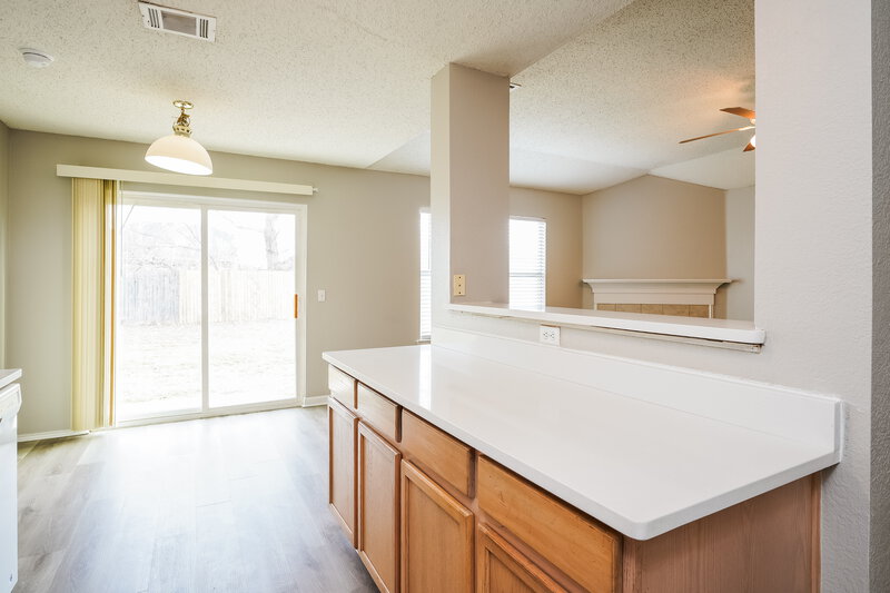2,095/Mo, 6901 Baybridge Dr Arlington, TX 76002 Kitchen View 2