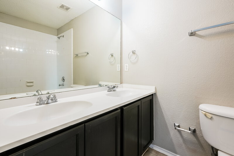 2,095/Mo, 6901 Baybridge Dr Arlington, TX 76002 Main Bathroom View