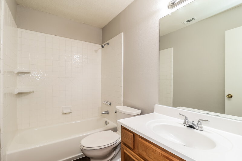 1,945/Mo, 4074 Tulip Tree Dr Fort Worth, TX 76137 Bathroom View