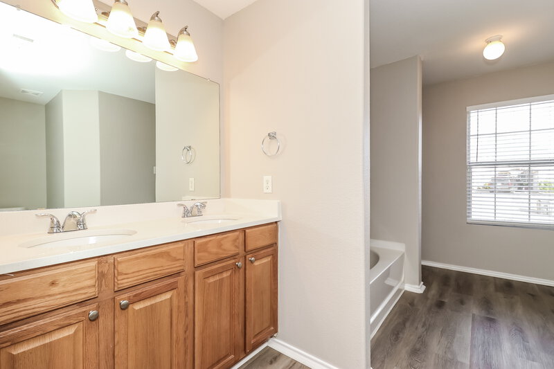 2,620/Mo, 740 Mulberry Ct Red Oak, TX 75154 Main Bathroom View