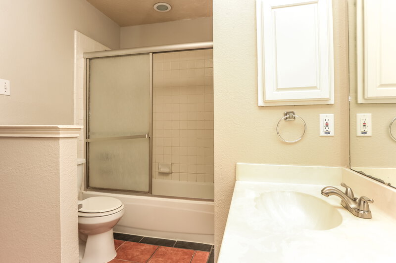 2,250/Mo, 2229 Austin Dr Mesquite, TX 75181 Bathroom View