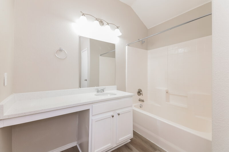 2,125/Mo, 1250 Alhambra Dr Lancaster, TX 75146 Main Bathroom View