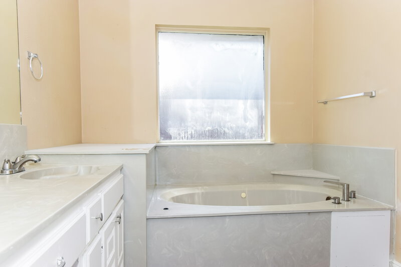 2,415/Mo, 7921 Wayne Way Rowlett, TX 75088 Main Bathroom View 2
