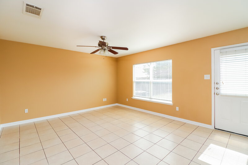 1,865/Mo, 10009 Quail Glen Dr Fort Worth, TX 76140 Living Room View