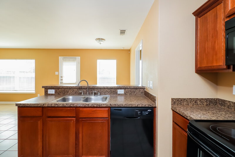 1,865/Mo, 10009 Quail Glen Dr Fort Worth, TX 76140 Kitchen View 2