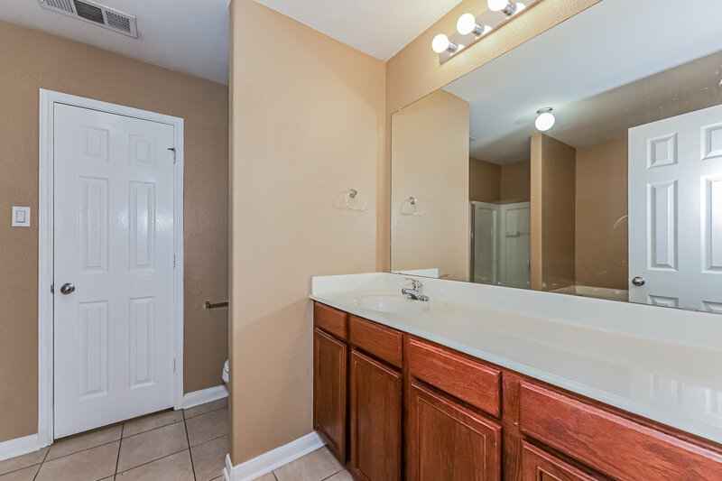 1,810/Mo, 10009 Quail Glen Dr Fort Worth, TX 76140 Main Bathroom View