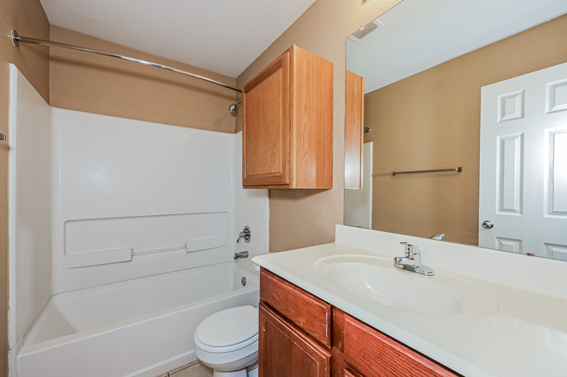1,810/Mo, 10009 Quail Glen Dr Fort Worth, TX 76140 Bathroom View