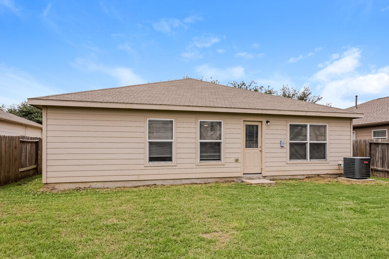 1,810/Mo, 10009 Quail Glen Dr Fort Worth, TX 76140 Rear View