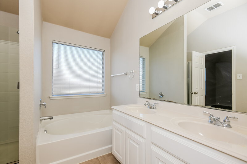 1,870/Mo, 14044 Tanglebrush Trl Haslet, TX 76052 Main Bathroom View