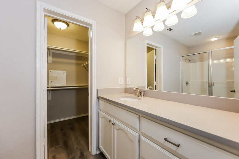 1,965/Mo, 1108 Boxwood Dr Crowley, TX 76036 Main Bathroom View