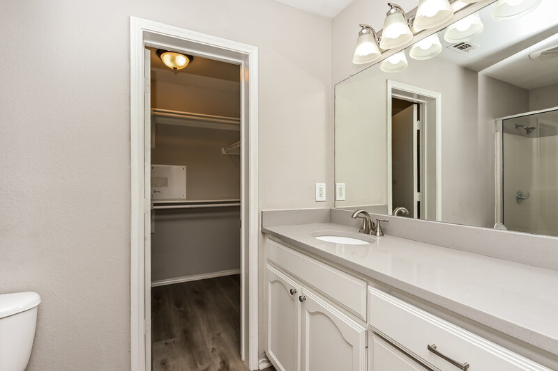 1,830/Mo, 1108 Boxwood Dr Crowley, TX 76036 Main Bathroom View