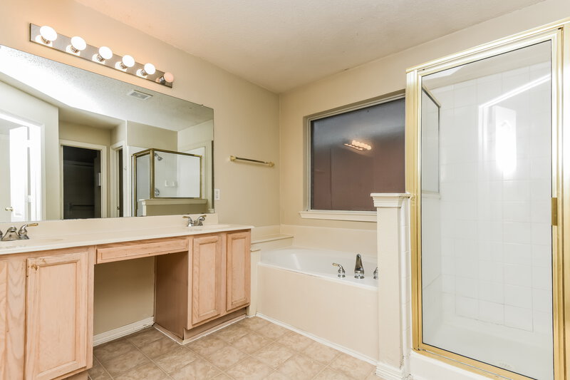 2,180/Mo, 8509 Saffron Dr Fort Worth, TX 76123 Main Bathroom View