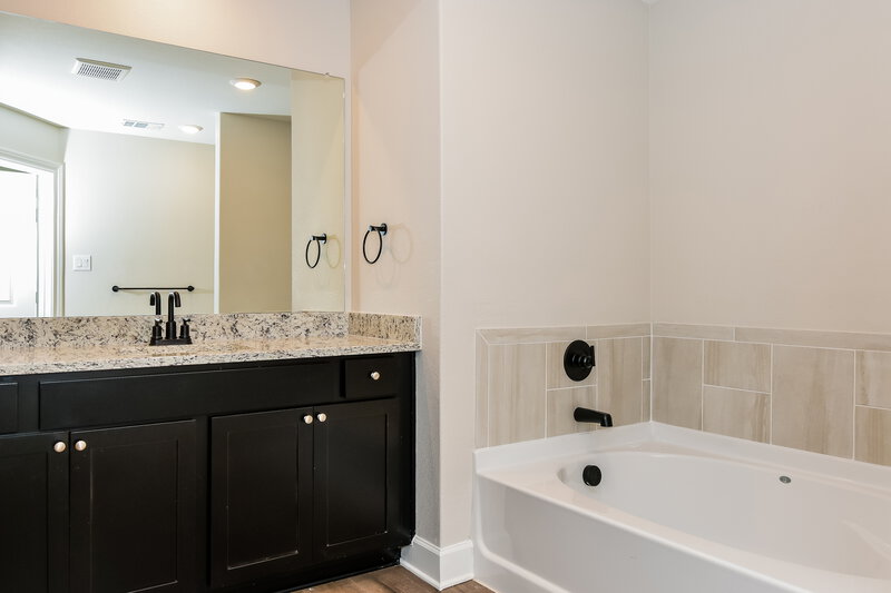 2,140/Mo, 1300 Princeton Hts Princeton, TX 75407 Main Bathroom View