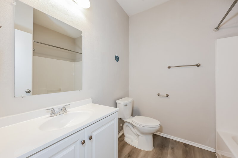 2,575/Mo, 1040 Winding Creek Dr Cedar Hill, TX 75104 Bathroom View