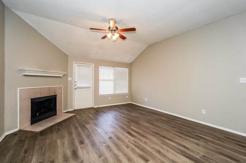 2,180/Mo, 813 Edgehill Rd Burleson, TX 76028 Living Room View