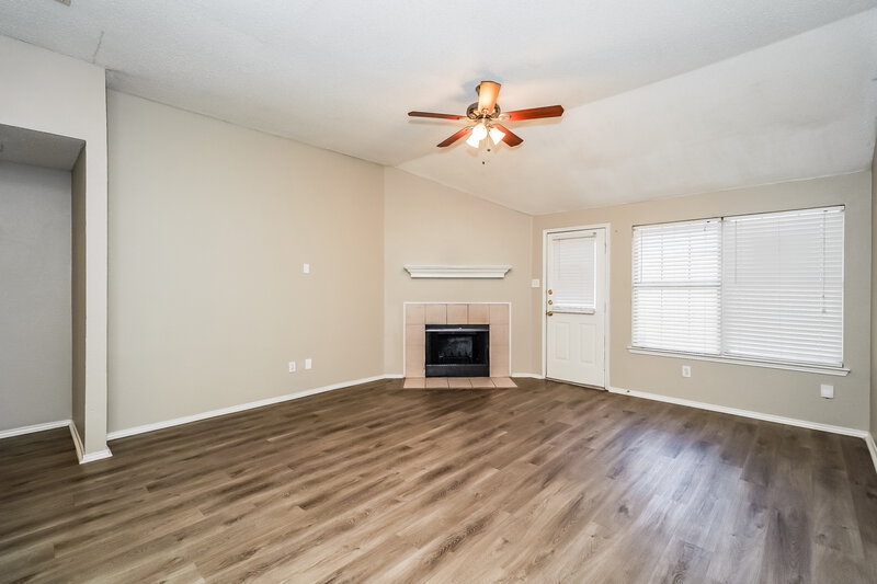 2,180/Mo, 813 Edgehill Rd Burleson, TX 76028 Living Room View 2