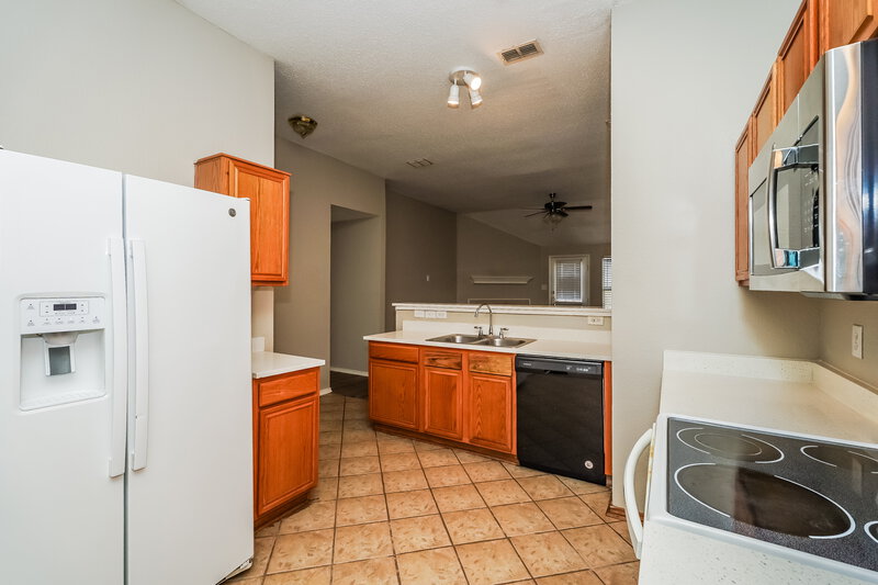 2,180/Mo, 813 Edgehill Rd Burleson, TX 76028 Kitchen View