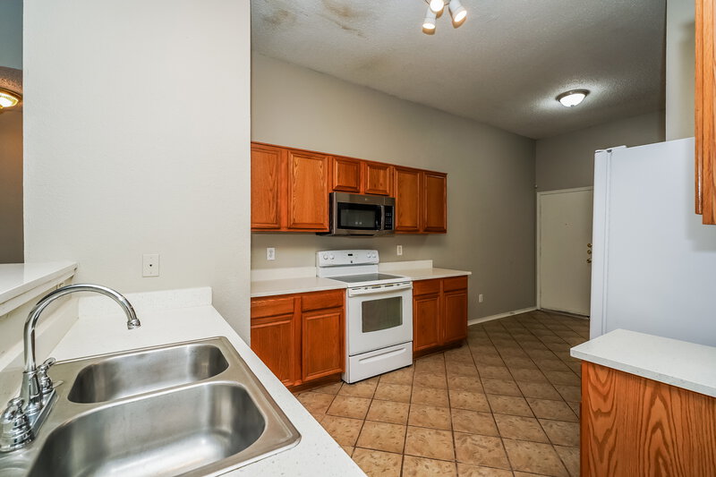 2,180/Mo, 813 Edgehill Rd Burleson, TX 76028 Kitchen View 2