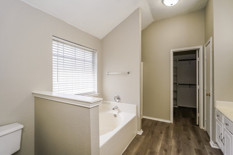 2,180/Mo, 813 Edgehill Rd Burleson, TX 76028 Main Bathroom View