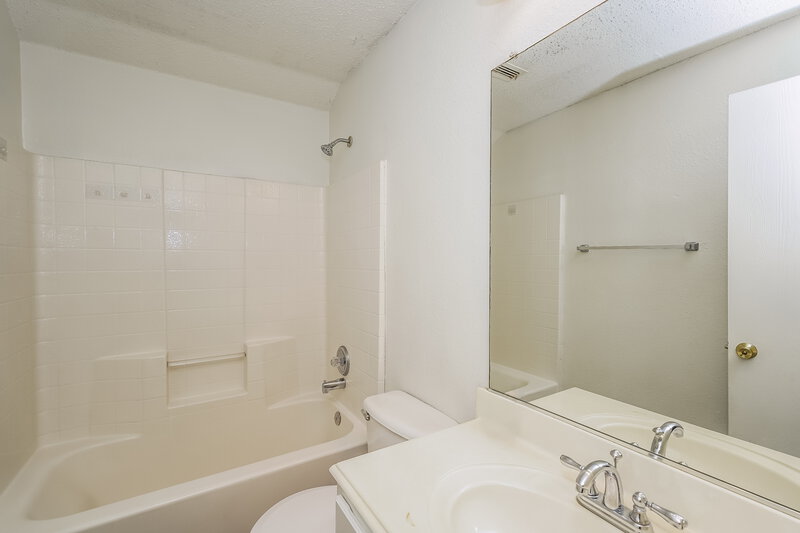 2,180/Mo, 813 Edgehill Rd Burleson, TX 76028 Bathroom View