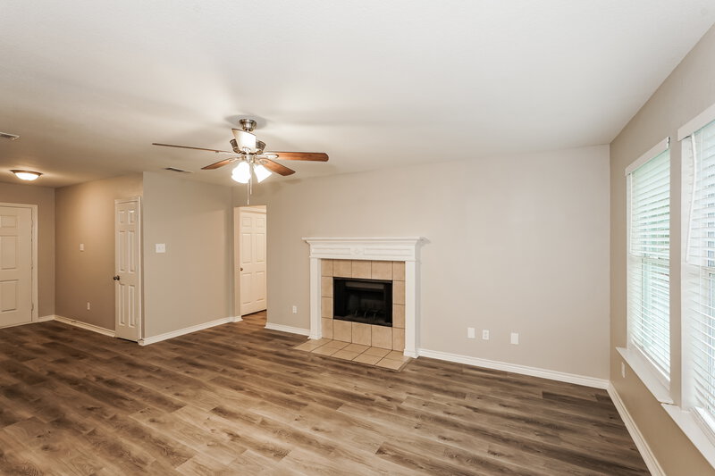 2,170/Mo, 433 Hanover St Burleson, TX 76028 Living Room View 2