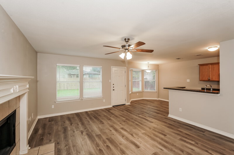 2,170/Mo, 433 Hanover St Burleson, TX 76028 Living Room View 3