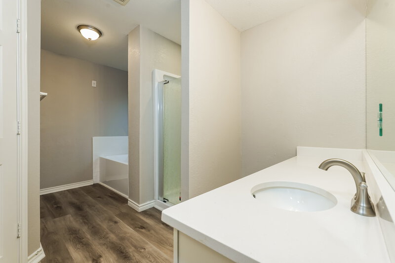2,170/Mo, 433 Hanover St Burleson, TX 76028 Main Bathroom View