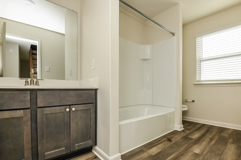 2,370/Mo, 1317 Niagara Dr Fort Worth, TX 76140 Main Bathroom View