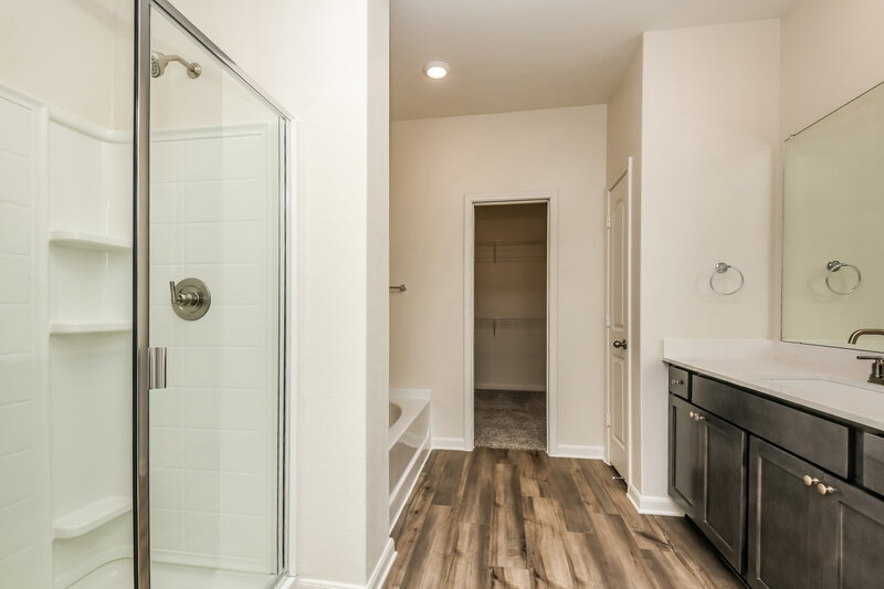 2,370/Mo, 1317 Niagara Dr Fort Worth, TX 76140 Main Bathroom View 2