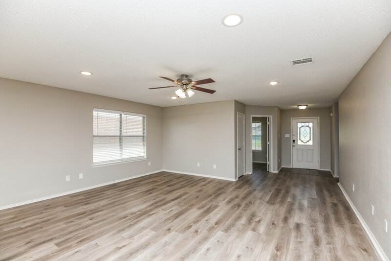 2,050/Mo, 516 Tweeter Dr Fort Worth, TX 76108 Living Room View 3