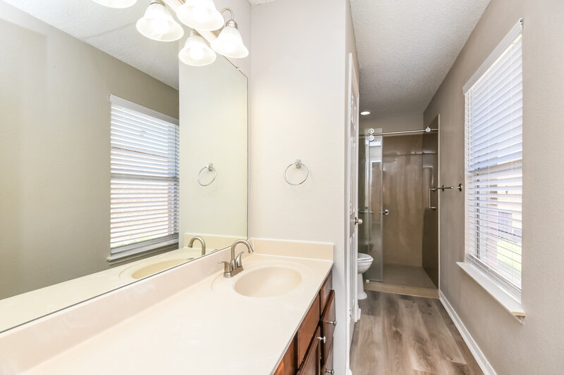 2,050/Mo, 516 Tweeter Dr Fort Worth, TX 76108 Main Bathroom View