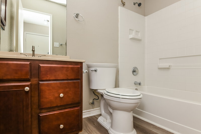 2,050/Mo, 516 Tweeter Dr Fort Worth, TX 76108 Bathroom View